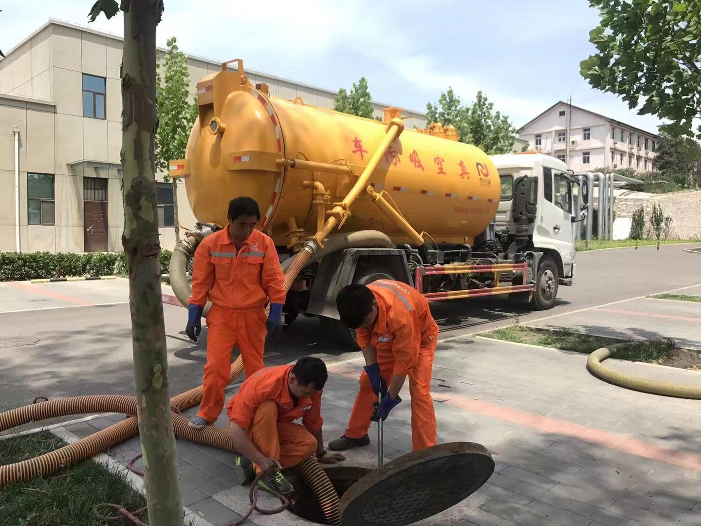 石棉化粪池清理与5-8吨吸粪车施工效率分析